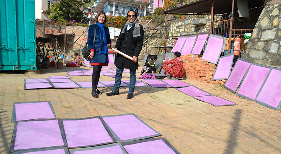 Fundadores Raju y Laura en taller de papel artesanal, Nepal